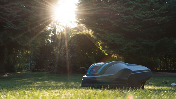 Tondeuse robot en train de tondre un jardin